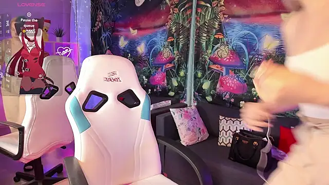 TiffanyBatson online show from March 21, 2025, 6:49 am