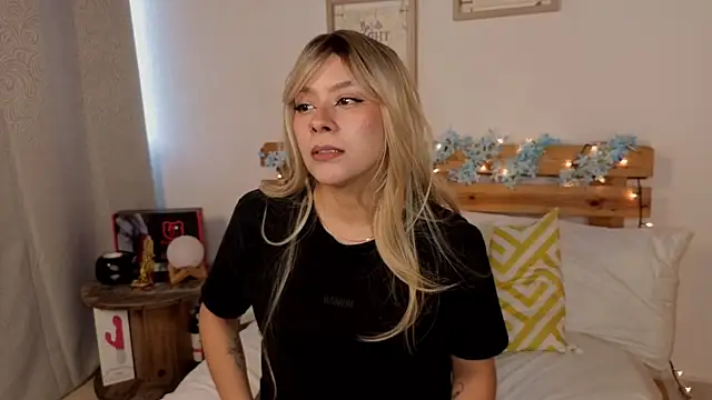 LucyMoanss online show from May 14, 2026, 9:21 pm