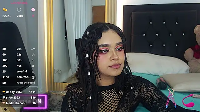 Snapshot of coraline_v chatting on December 5, 2024, 4:01 pm coraline v online show from December 5, 2024, 4:01 pm