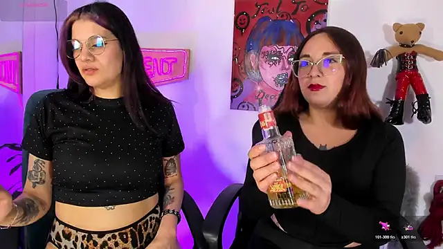 Snapshot of Violet-Queen chatting on February 5, 2026, 9:41 pm Violet-Queen online show from February 5, 2026, 9:41 pm