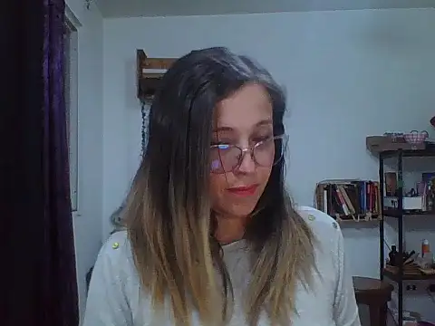 Snapshot of charlott_ponce chatting on February 4, 2026, 12:49 am charlott ponce online show from February 4, 2026, 12:49 am