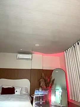 Lianh Benett online show from December 15, 2025, 2:38 am