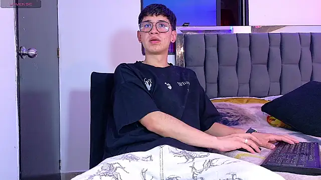 Mr daren  online show from June 19, 2026, 7:28 pm