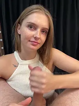 lovelly molly online show from November 17, 2025, 4:24 pm