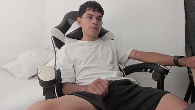 ronaldmq20 online show from April 8, 2026, 1:33 pm