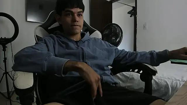 ronaldmq20 online show from April 14, 2026, 2:56 pm