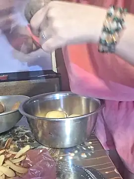 Snapshot of _Kitti_ chatting on November 18, 2025, 3:38 pm Kitti online show from November 18, 2025, 3:38 pm