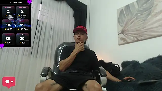 Snapshot of andy_dwels777 chatting on December 24, 2024, 12:44 pm andy dwels777 online show from December 24, 2024, 12:44 pm