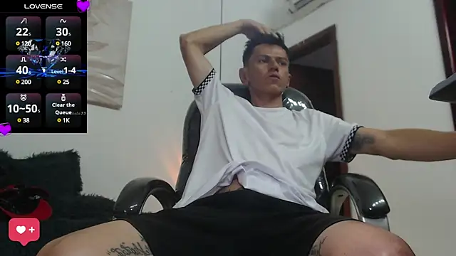 Snapshot of andy_dwels777 chatting on December 27, 2024, 1:50 pm andy dwels777 online show from December 27, 2024, 1:50 pm