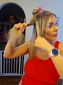 ellieconradxo online show from December 15, 2025, 4:44 pm