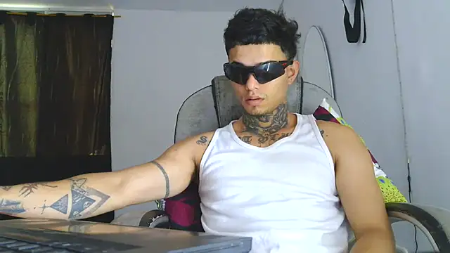 Snapshot of Skartoliver chatting on October 13, 2025, 2:17 pm Skartoliver online show from October 13, 2025, 2:17 pm