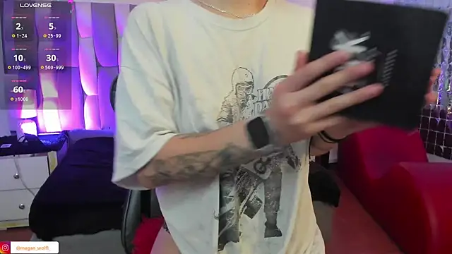 Snapshot of Megan_wolf1_ chatting on February 26, 2025, 4:36 am Megan wolf1  online show from February 26, 2025, 4:36 am