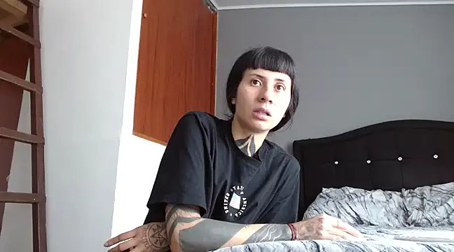 Emilia 1995 online show from March 17, 2025, 8:19 pm