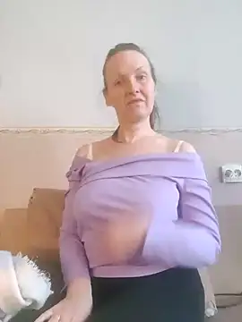 Snapshot of Evelina_cute chatting on January 6, 2025, 12:13 pm Evelina cute online show from January 6, 2025, 12:13 pm