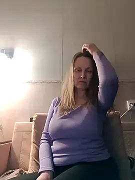 Snapshot of Evelina_cute chatting on February 2, 2025, 3:28 pm Evelina cute online show from February 2, 2025, 3:28 pm