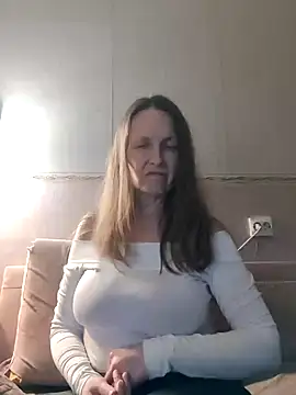 Snapshot of Evelina_cute chatting on February 26, 2025, 3:52 pm Evelina cute online show from February 26, 2025, 3:52 pm