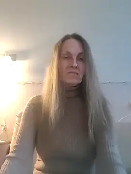 Snapshot of Evelina_cute chatting on September 13, 2025, 3:45 pm Evelina cute online show from September 13, 2025, 3:45 pm