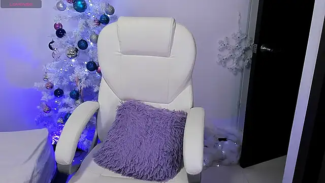 Snapshot of nyna_1 chatting on December 18, 2024, 11:30 pm nyna 1 online show from December 18, 2024, 11:30 pm