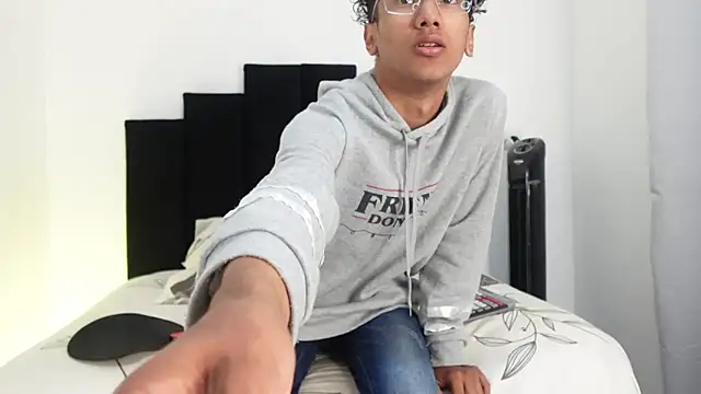 Snapshot of harrytwink18 chatting on January 13, 2025, 1:49 pm harrytwink18 online show from January 13, 2025, 1:49 pm