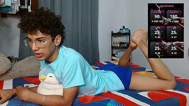 Snapshot of harrytwink18 chatting on February 7, 2026, 12:03 am harrytwink18 online show from February 7, 2026, 12:03 am