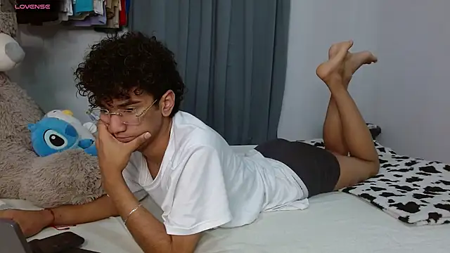 Snapshot of harrytwink18 chatting on April 7, 2026, 2:17 pm harrytwink18 online show from April 7, 2026, 2:17 pm