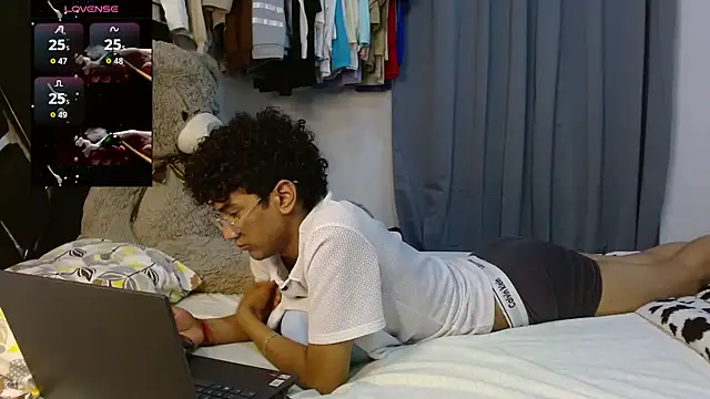 Snapshot of harrytwink18 chatting on April 8, 2026, 2:33 am harrytwink18 online show from April 8, 2026, 2:33 am