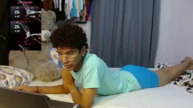 Snapshot of harrytwink18 chatting on April 8, 2026, 10:10 pm harrytwink18 online show from April 8, 2026, 10:10 pm