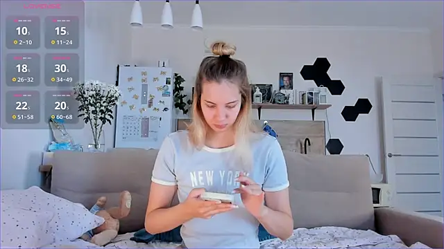 Girl alone home online show from October 10, 2025, 7:07 am