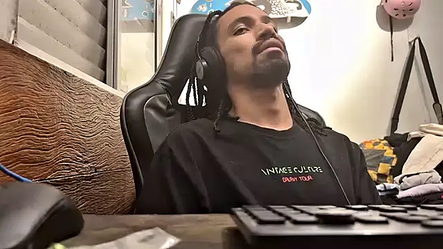 Snapshot of hotcamboy420 chatting on February 16, 2025, 5:15 am hotcamboy420 online show from February 16, 2025, 5:15 am