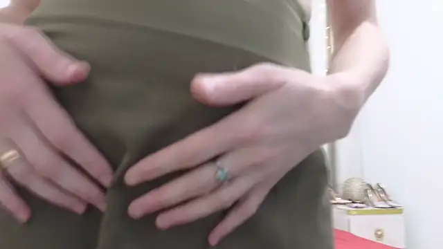 Snapshot of HairyLola chatting on December 17, 2024, 1:38 pm HairyLola online show from December 17, 2024, 1:38 pm