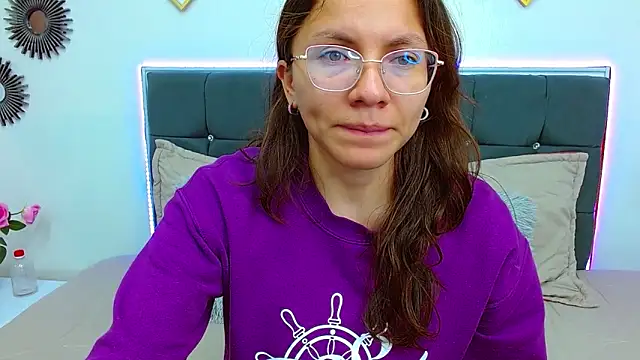 karlamorris  online show from February 17, 2025, 1:32 pm