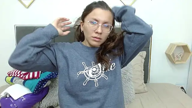 karlamorris  online show from February 18, 2025, 1:33 pm