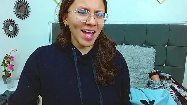 karlamorris  online show from February 19, 2025, 1:39 pm