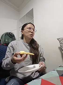 karlamorris  online show from November 21, 2025, 12:37 pm