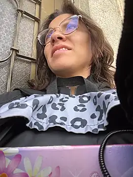 karlamorris  online show from April 9, 2026, 1:05 pm