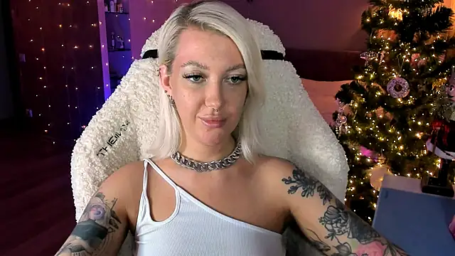 tykioty Miley online show from December 22, 2025, 4:04 pm