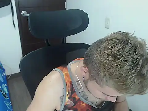 JOHANLEON1 online show from October 22, 2025, 12:38 pm