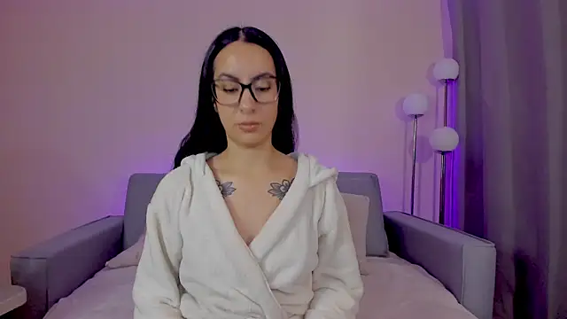 miadaniells hot online show from April 21, 2026, 12:00 pm