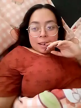 Snapshot of Peach-Lawrence chatting on December 14, 2024, 6:30 pm Peach-Lawrence online show from December 14, 2024, 6:30 pm