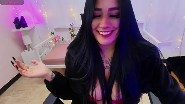 chica Hetfield online show from January 24, 2025, 5:42 pm