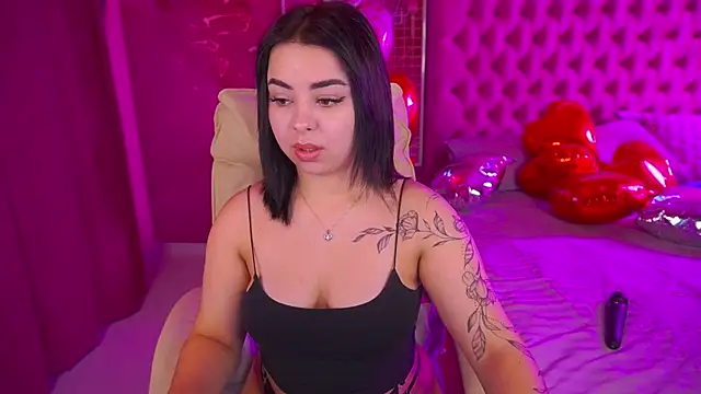 Snapshot of SusieWood chatting on February 10, 2026, 9:08 pm SusieWood online show from February 10, 2026, 9:08 pm