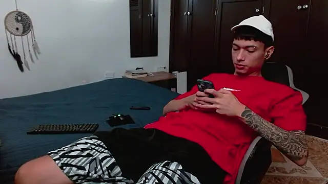 Snapshot of aaron_blug chatting on February 1, 2026, 5:00 pm aaron blug online show from February 1, 2026, 5:00 pm