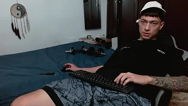 Snapshot of aaron_blug chatting on February 6, 2026, 10:46 pm aaron blug online show from February 6, 2026, 10:46 pm