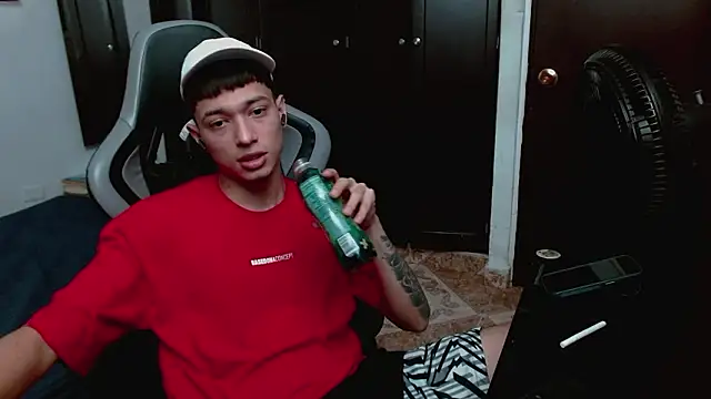 Snapshot of aaron_blug chatting on February 8, 2026, 10:02 pm aaron blug online show from February 8, 2026, 10:02 pm