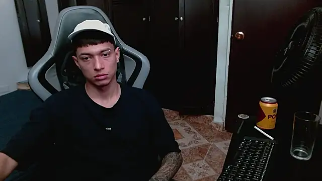 Snapshot of aaron_blug chatting on February 9, 2026, 10:36 pm aaron blug online show from February 9, 2026, 10:36 pm