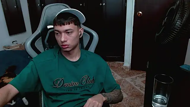 Snapshot of aaron_blug chatting on February 17, 2026, 3:40 pm aaron blug online show from February 17, 2026, 3:40 pm