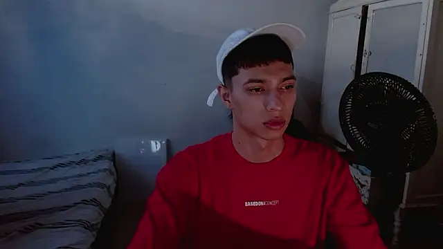 Snapshot of aaron_blug chatting on March 11, 2026, 4:02 pm aaron blug online show from March 11, 2026, 4:02 pm