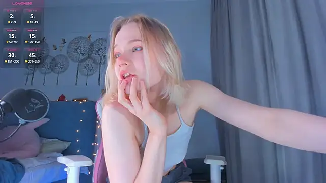 Snapshot of JennyWoody chatting on March 19, 2025, 4:02 pm JennyWoody online show from March 19, 2025, 4:02 pm