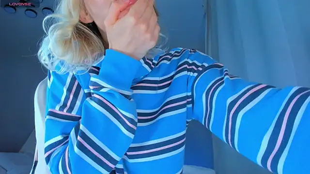 Snapshot of JennyWoody chatting on October 2, 2025, 4:14 pm JennyWoody online show from October 2, 2025, 4:14 pm