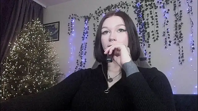 Snapshot of Emmy_m00n chatting on December 12, 2024, 9:51 am Emmy m00n online show from December 12, 2024, 9:51 am